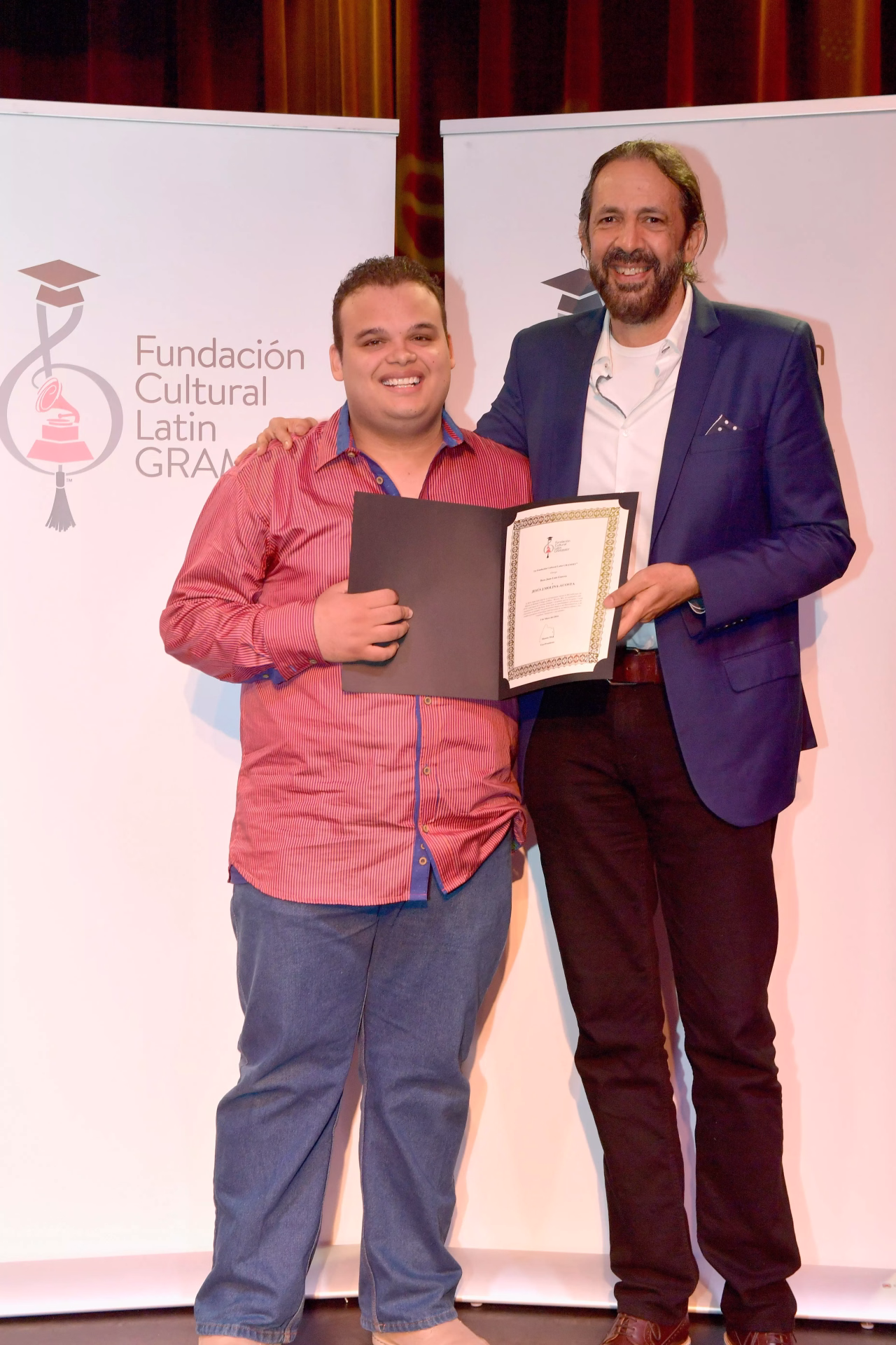 La Fundación Cultural Latin GRAMMY® otorga La Beca Juan Luis Guerra al estudiante de música Jesús Molina-Acosta