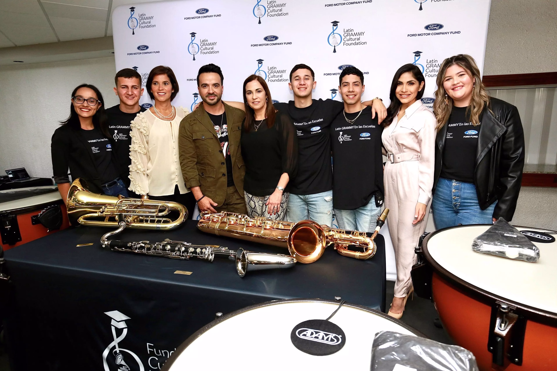 Luis Fonsi se une al programa Latin GRAMMY® En Las Escuelas para la Escuela Especializada de Bellas Artes Ernesto Ramos Antonini en Yauco, Puerto Rico