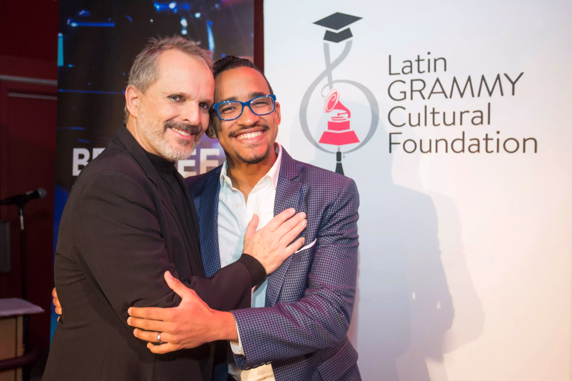 La Fundación Cultural Latin GRAMMY otorga La Beca Miguel Bosé al bajista Ernesto Núñez